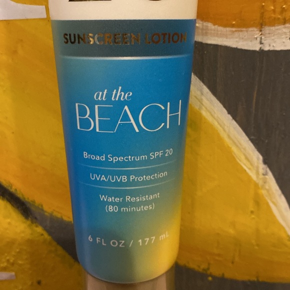 AT THE BEACH🏝️SUNSCREEN BROAD SPECTRUM SPF 20UVA/UVB Protection
Water Resistant - Picture 3 of 9